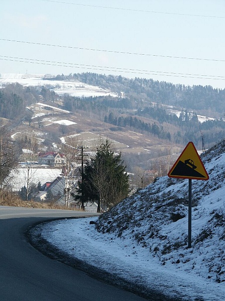Stromy zjazd na Zarnowa.jpg - Stromy zjazd z Żarnowskiej Góry w stronę mostu.